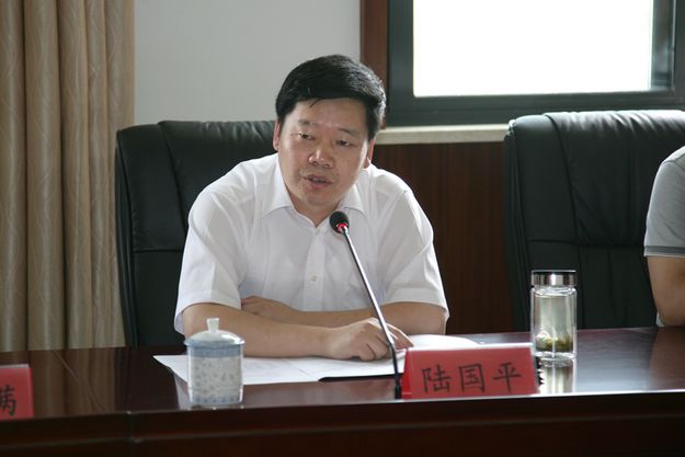 座谈会由离退休工作处处长毛志伟主持.