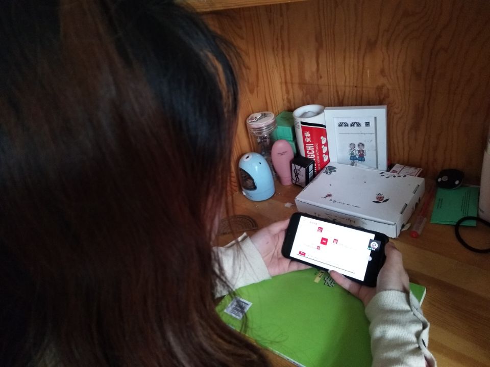 学生认真观看企业宣讲1.png