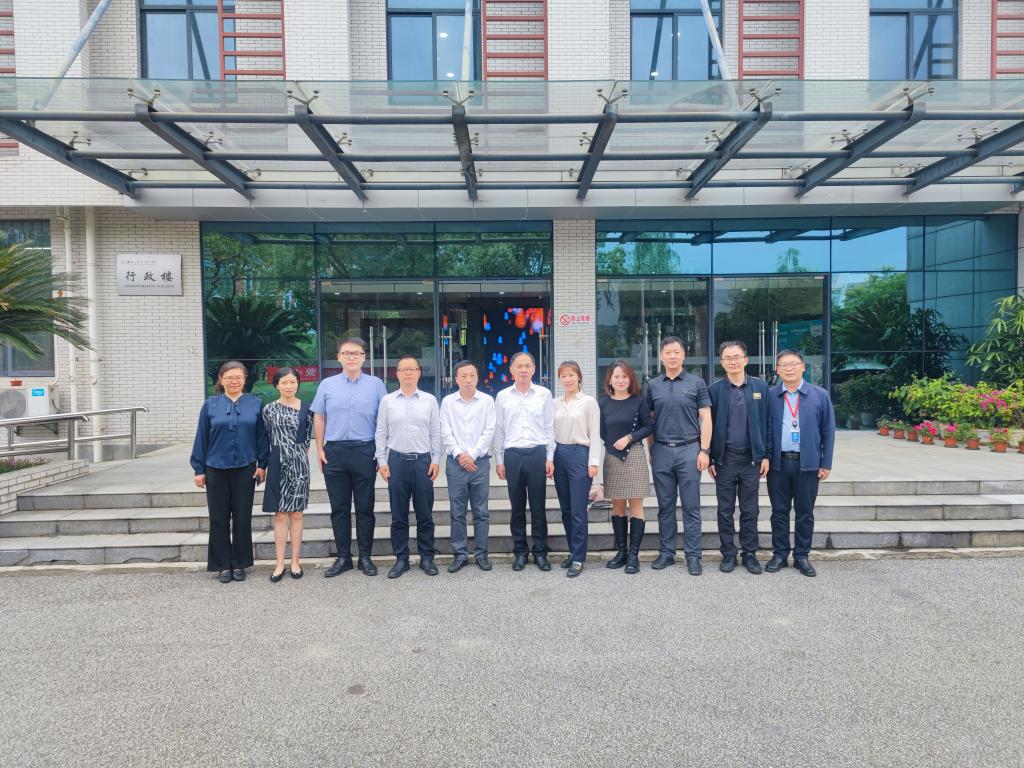 长三角区块链产业促进中心无锡中心董事长黄凯一行来我校洽谈校企合作